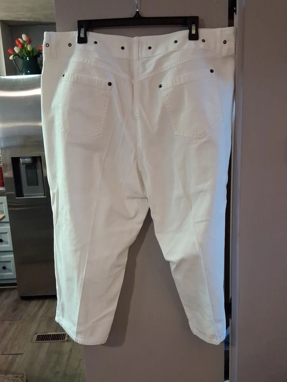 Womens White Cotton Capris